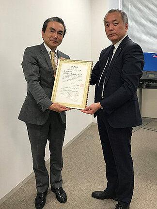 写真左SMAジャパン株式会社 代表取締役社長 今津武士 写真右 京セラ株式会社 執行役員上席 資材本部長 飯田真幸氏